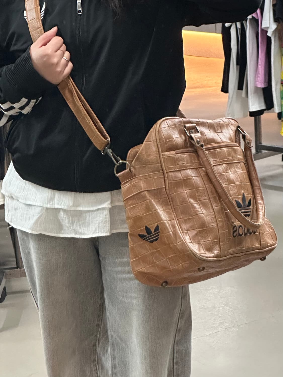 아디다스재팬 스퀘어 패턴 레더 보스턴백 상품이미지6