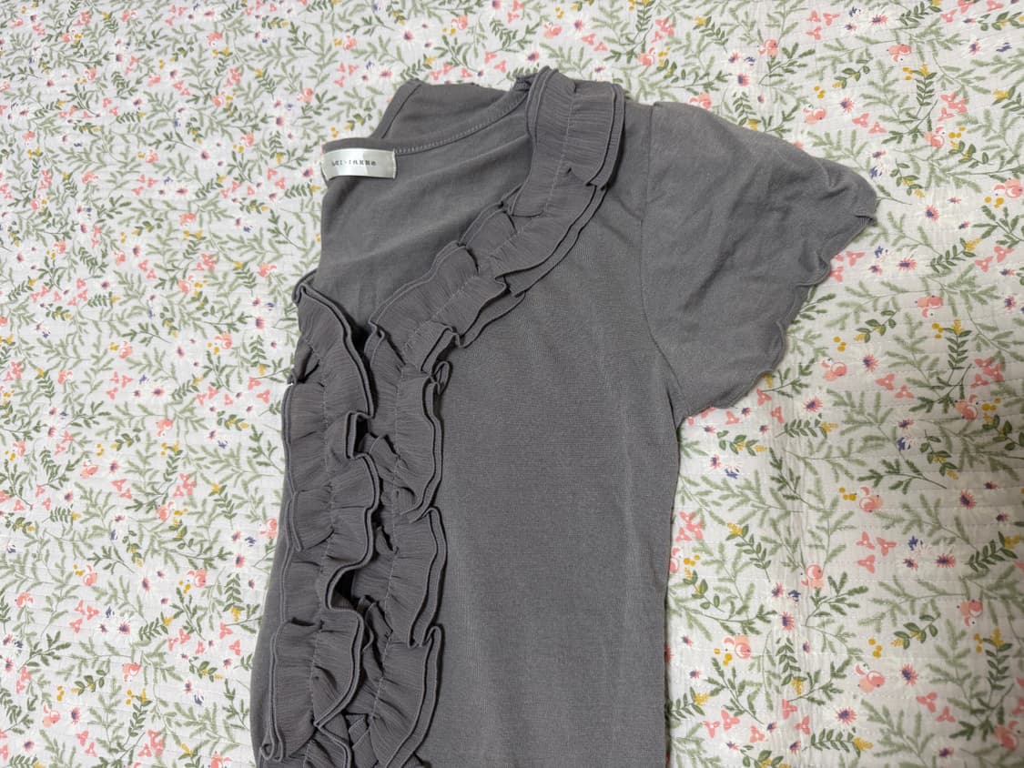 소프트 그레이 러플 슬림 탑 상품이미지3