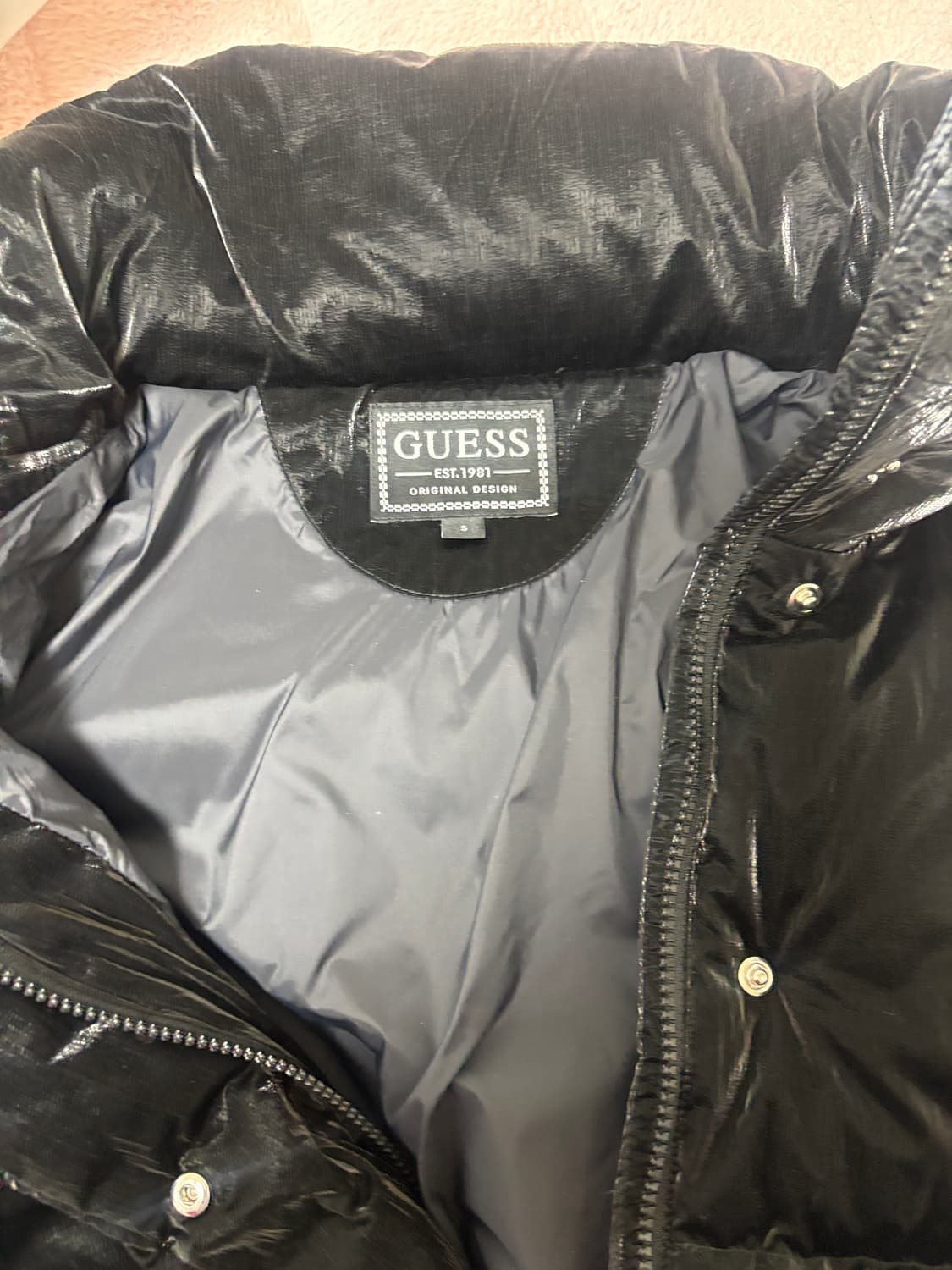 게스 스텐넥 글로시 푸퍼 블랙 상품이미지2