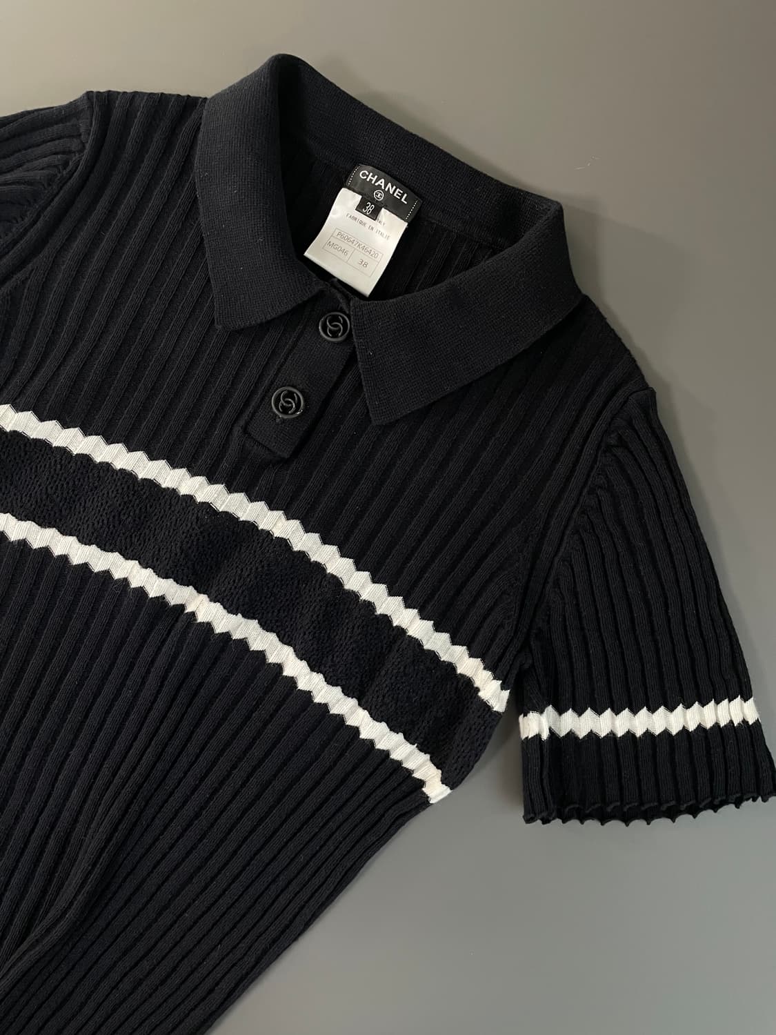 [38] CHANEL 샤넬 코코 버튼 커브스 카라 반팔 니트 상품이미지3