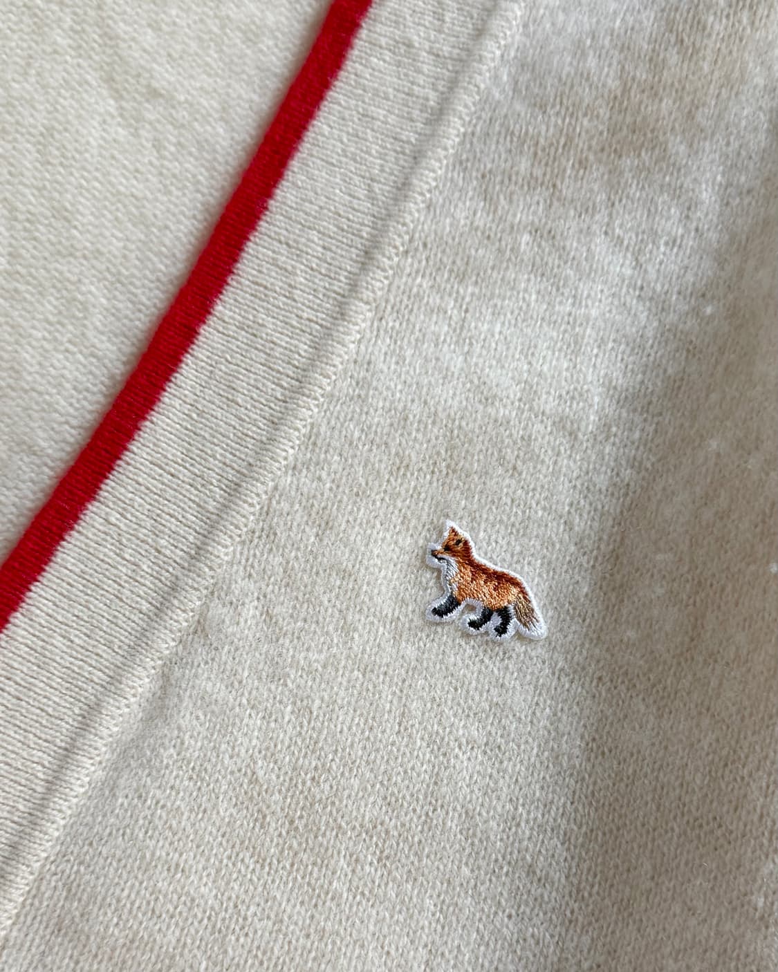 Maison Kitsune 메종키츠네 폭스패치 아이보리 브이넥 가디건 상품이미지6