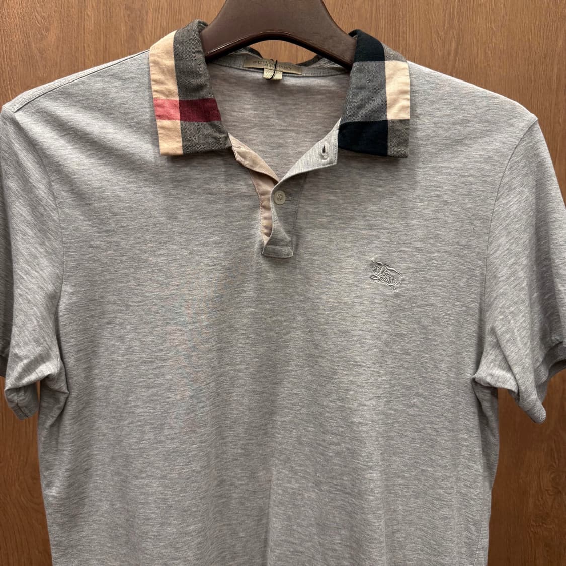 버버리 브릿 노바체크 카라 반팔 폴로 티셔츠 자수 로고 디테일 그레이 상품이미지4