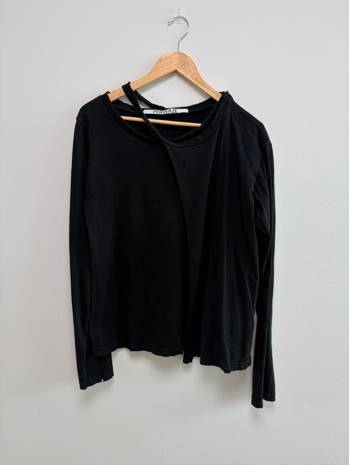 퍼버즈 컷아웃 롱슬리브 상품이미지1