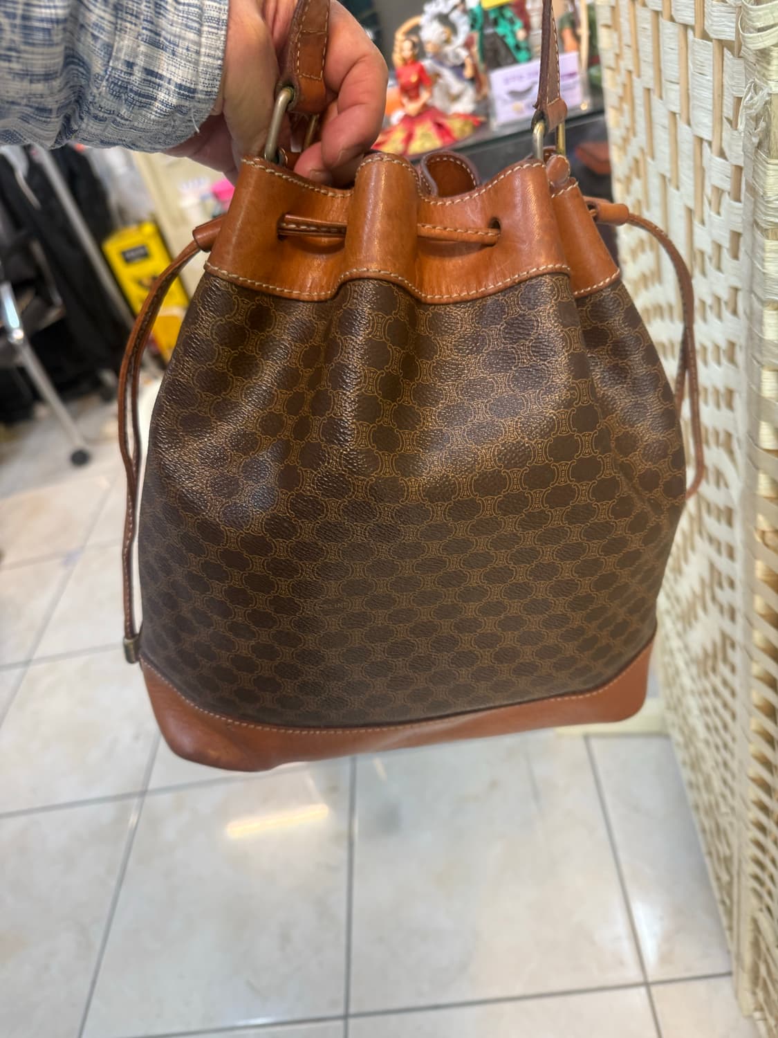 정품 셀린느 마카담 복주머니 숄더백 팝니다 상품이미지4