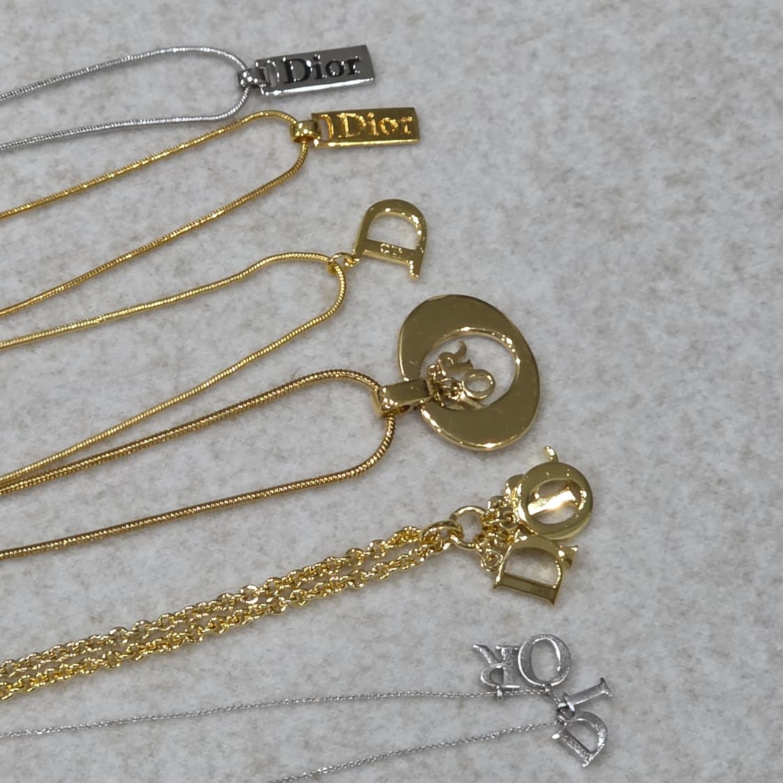 디올 금장 빅 D 로고 목걸이(남녀공용) 상품이미지6