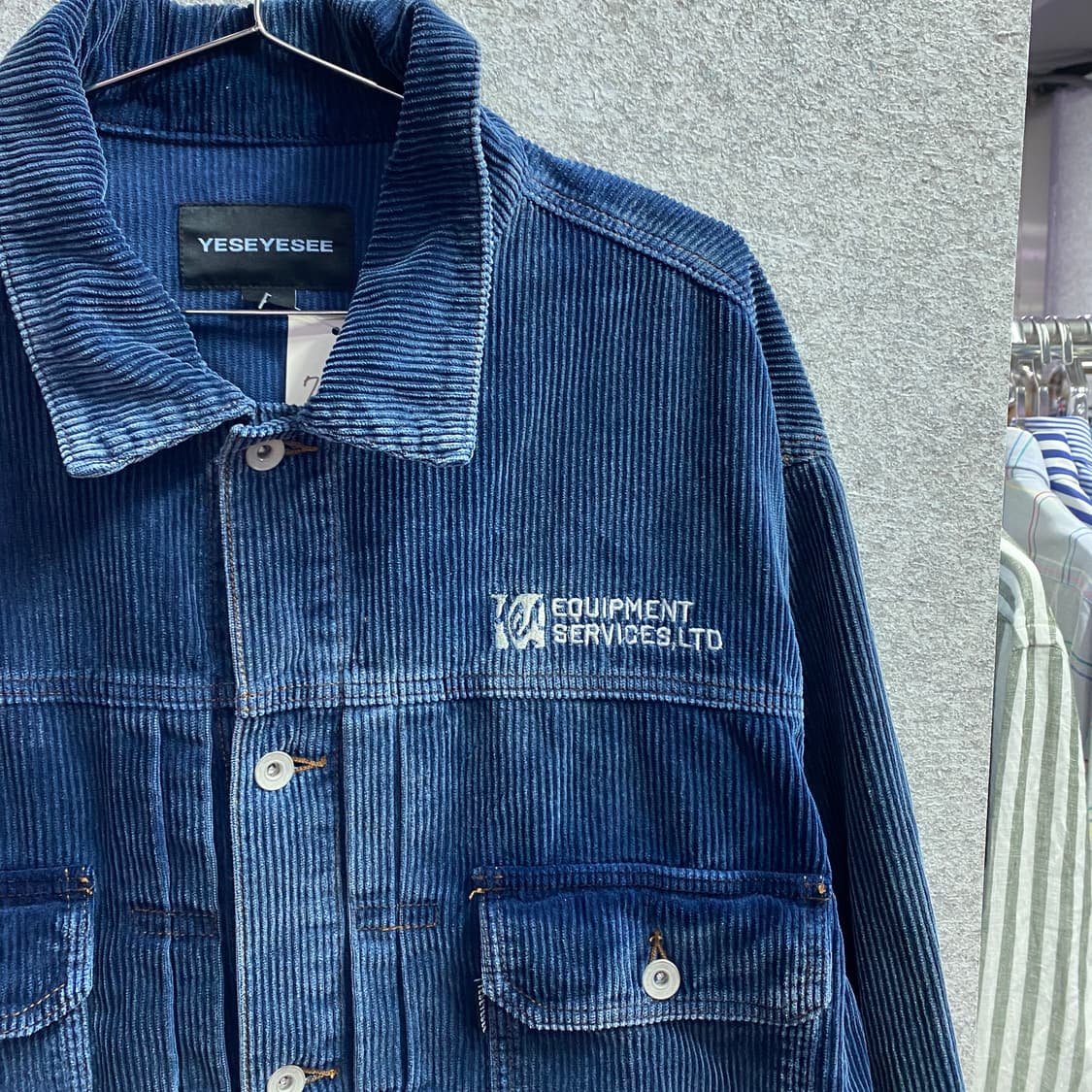 예스아이씨 네이비 자수 스펠아웃로고 코듀로이 트러커 자켓 B4472 상품이미지3