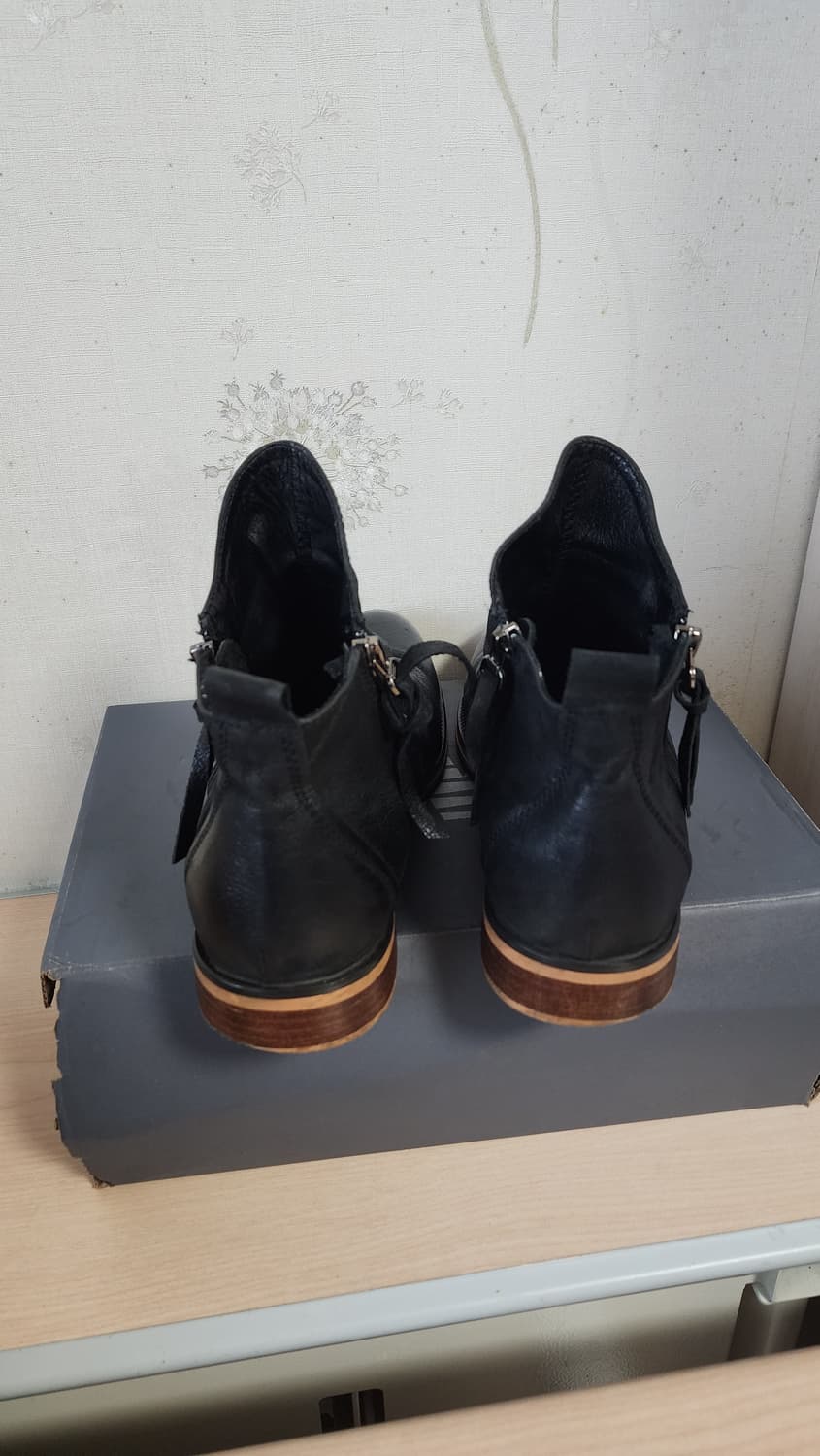 Jik's 블랙 가죽 셔링 앵클 부츠 상품이미지4