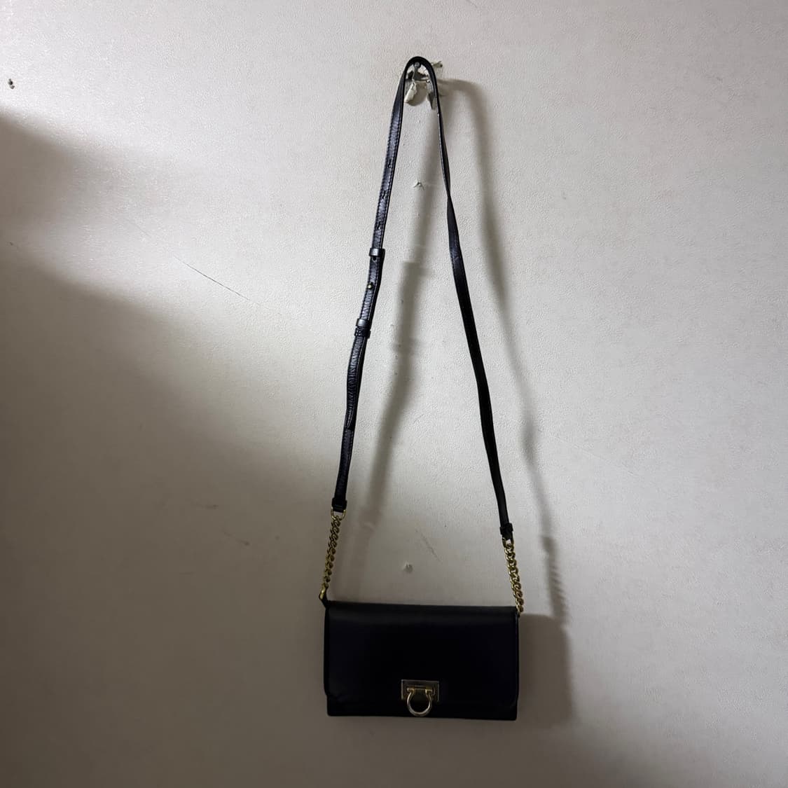 페라가모 간치니 금장 미니 크로스백  상품이미지10