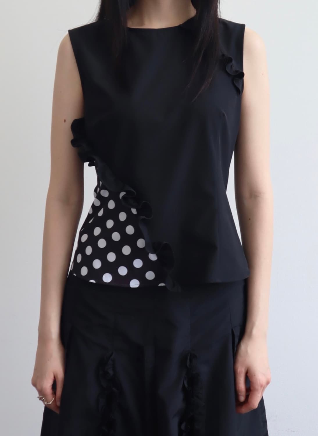 바하윤 BAHAYOON DOT RUFFLE SLEEVELESS 상품이미지2