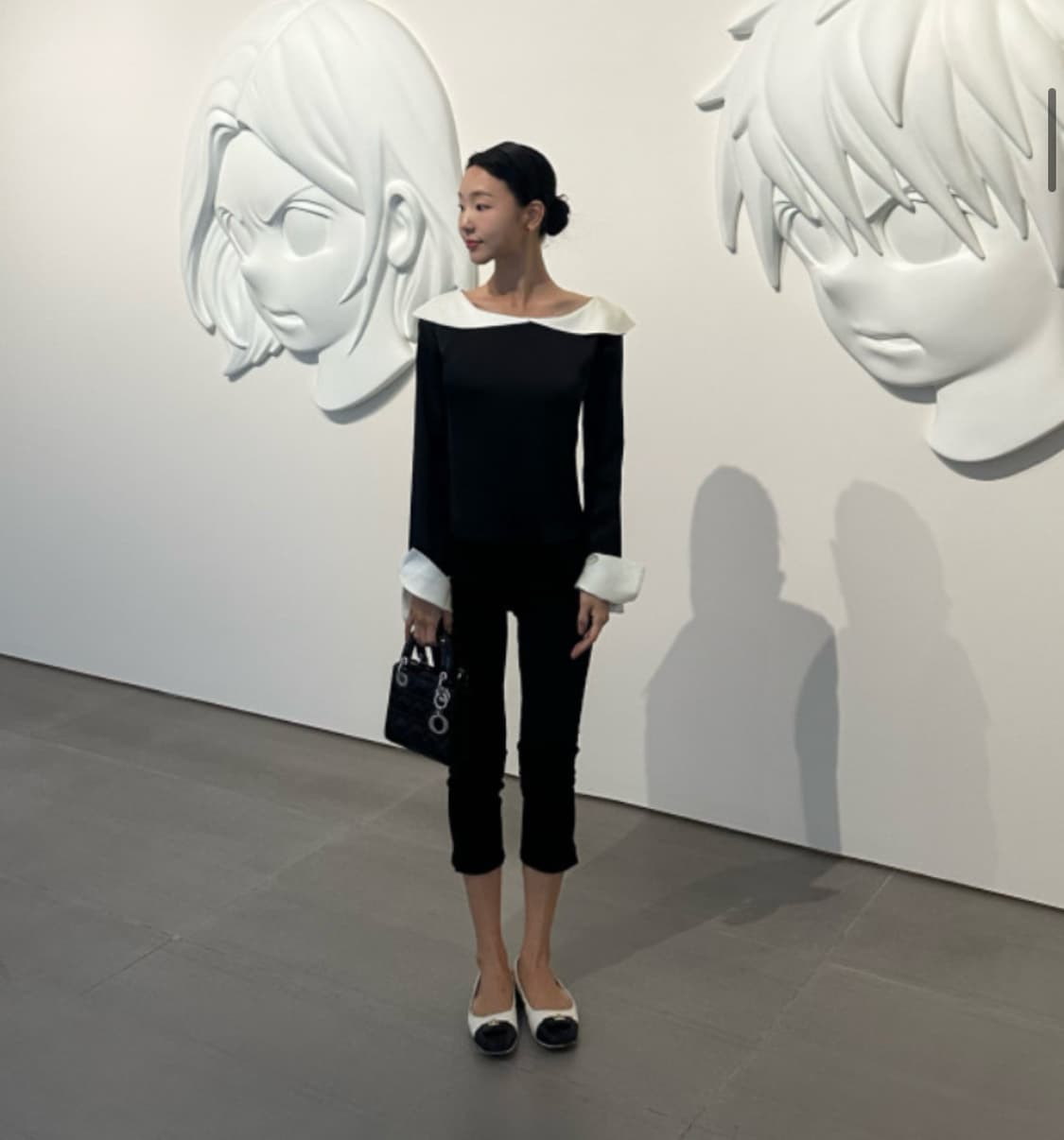 튤립 숄더라인 실크 블라우스 상품이미지1