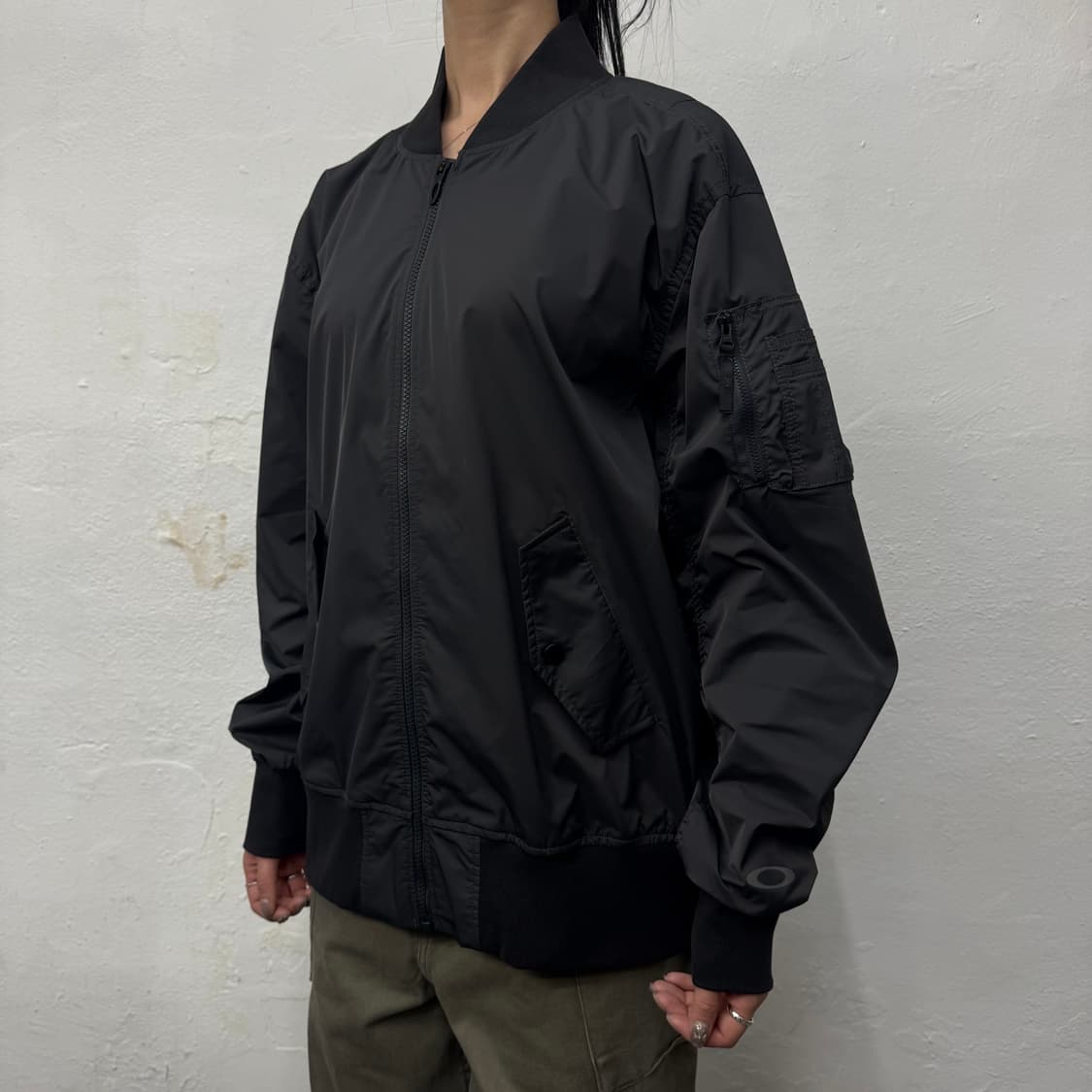 오클리(OAKLEY) 차콜컬러 폴리에스터 논칼라 쉘 플라이트 자켓 상품이미지1