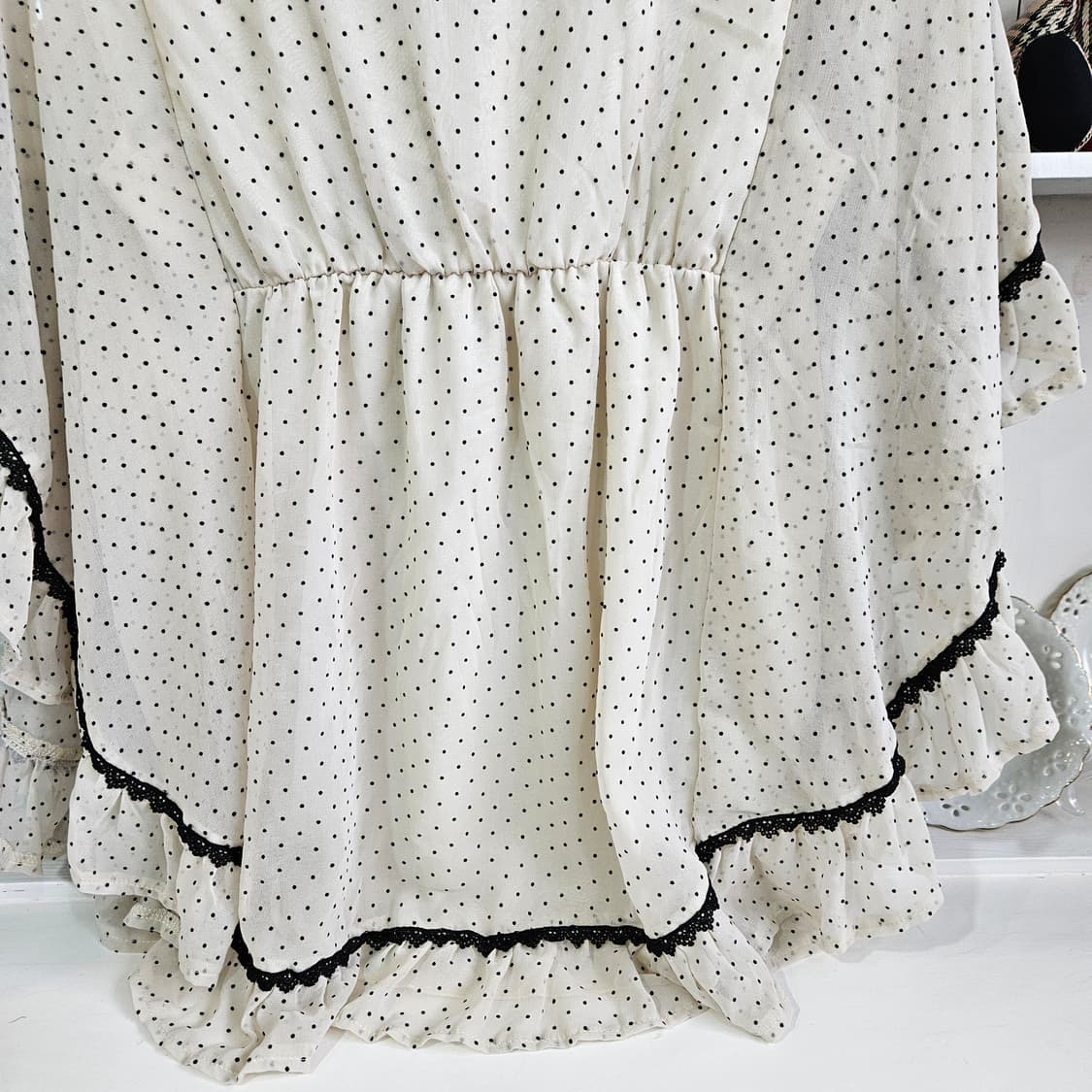 (CECIL McBEE) 도트 쉬폰 레이스 케이프 블라우스 상품이미지6