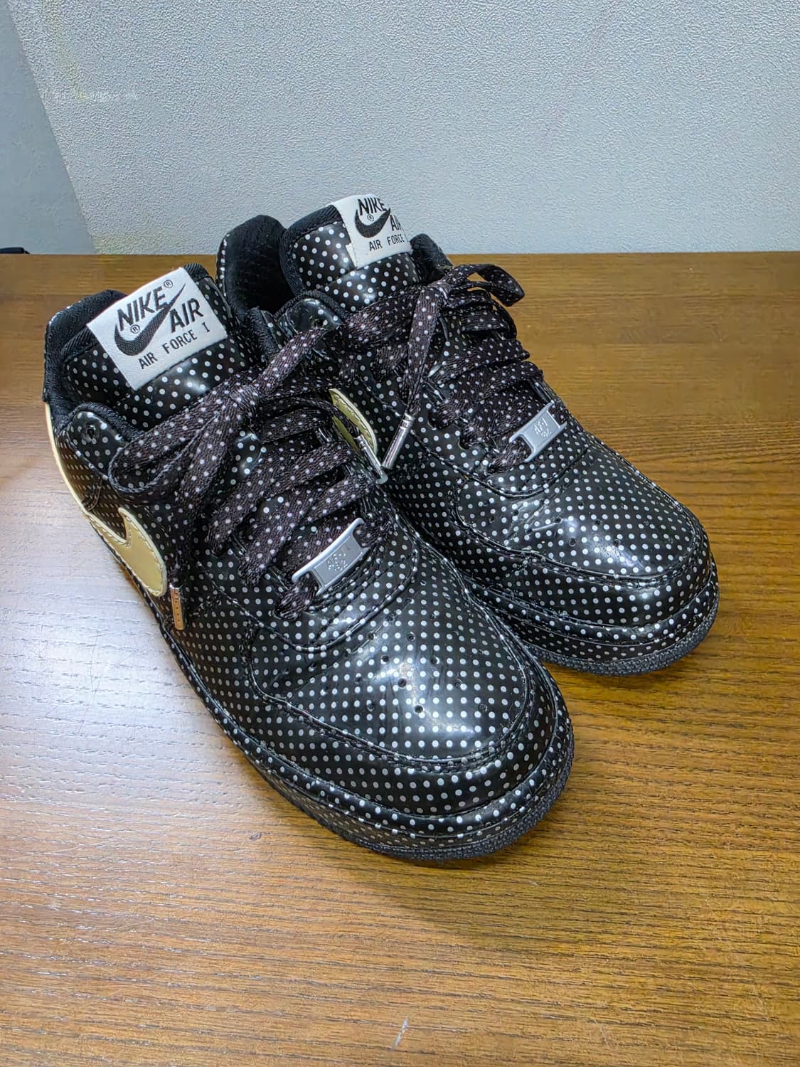 나이키 에어포스1 로우 블랙 도트 골드 스우시 상품이미지2