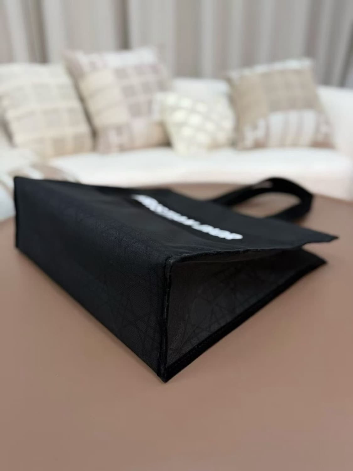 26S/S 디올뷰티 리미티드 메쉬 자수 토드백 상품이미지10