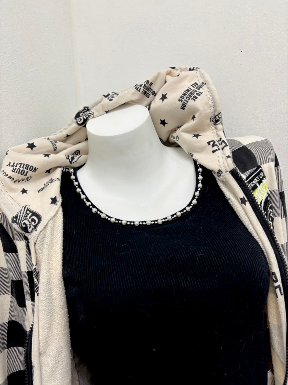 “Vintage” pearl Detail Black Sleeveless 상품이미지5