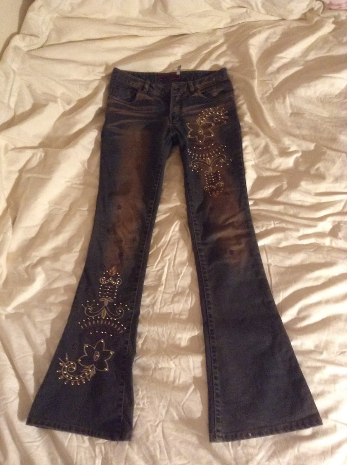 부츠컷 로우라이즈 워싱 스터드 팬츠 상품이미지1