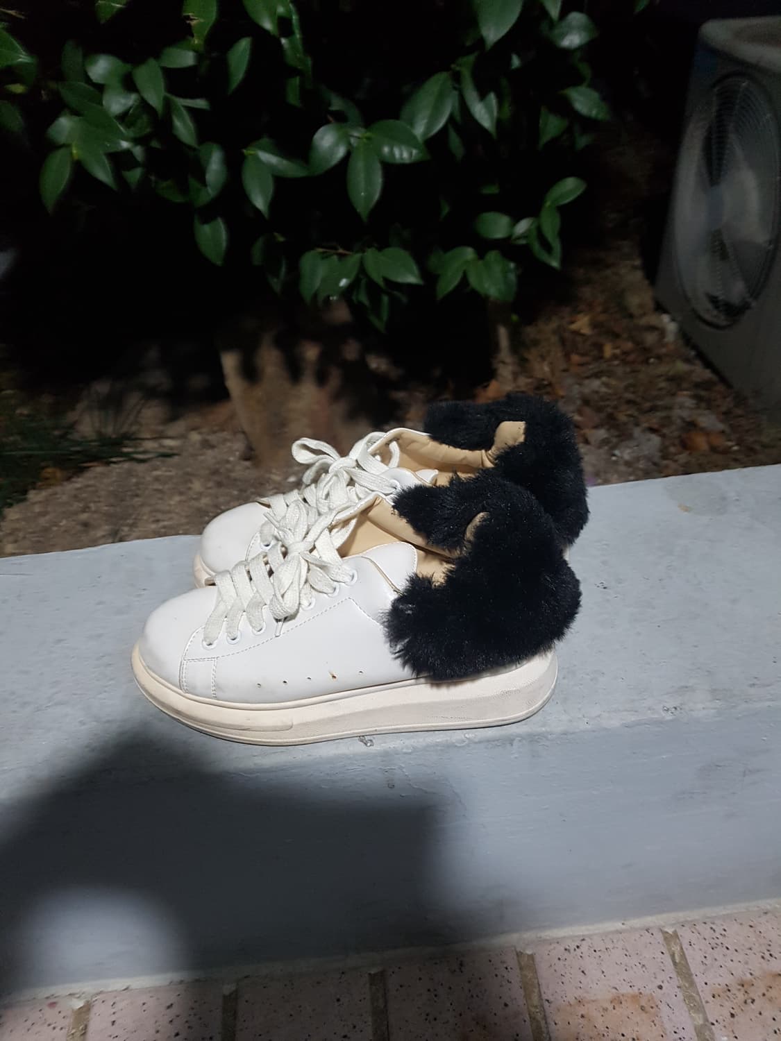 화이트 퍼 트리밍 운동화 스니커즈 230 판매 상품이미지2