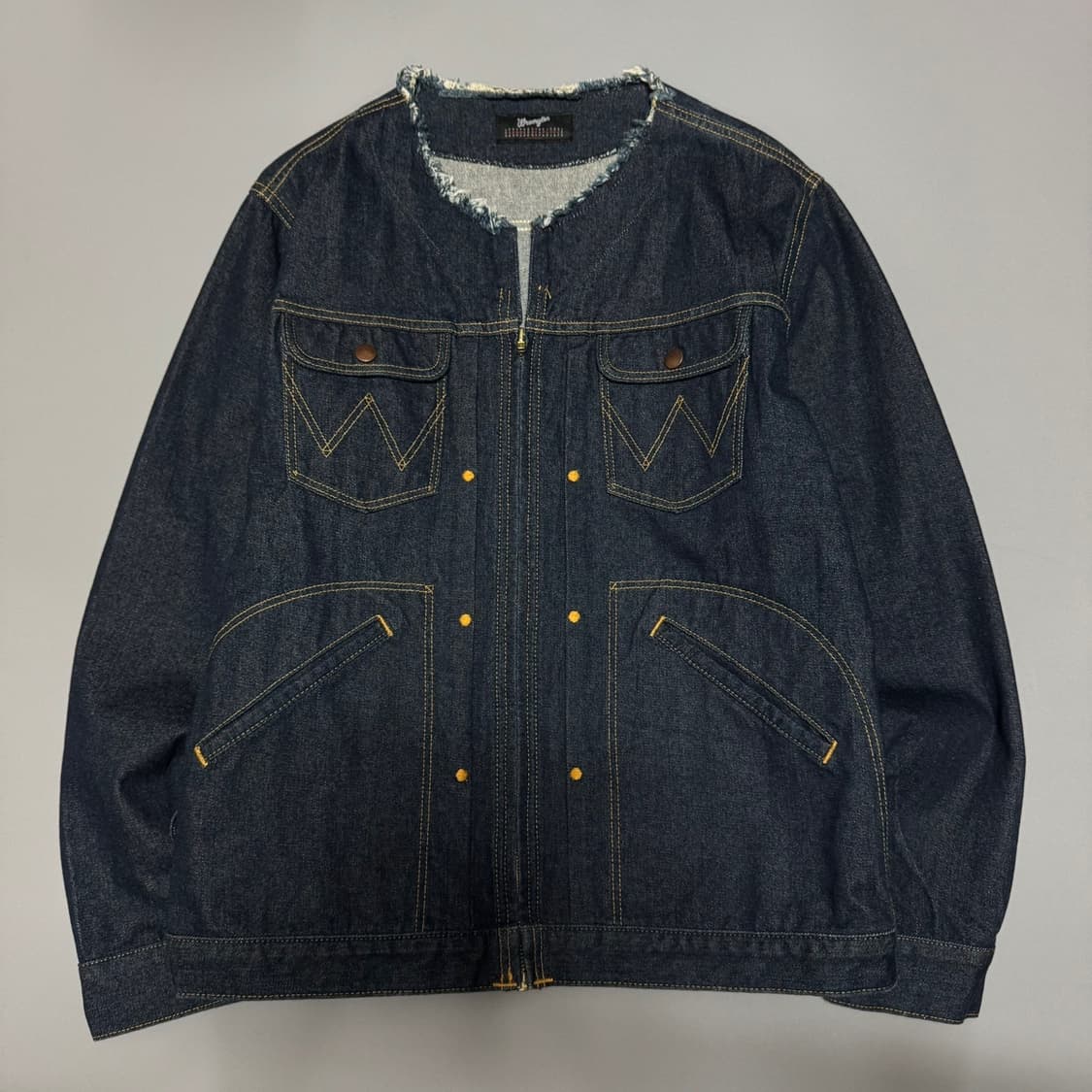 랭글러 x 센스오브플레이스 인디고블루 워시드데님 칼라리스 트러커 자켓 상품이미지6