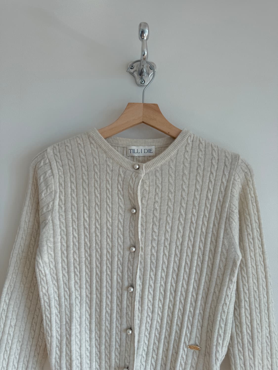 틸아이다이(TILLIDIE) 꽈베기 진주 가디건(캐시미어 블렌드) 상품이미지2