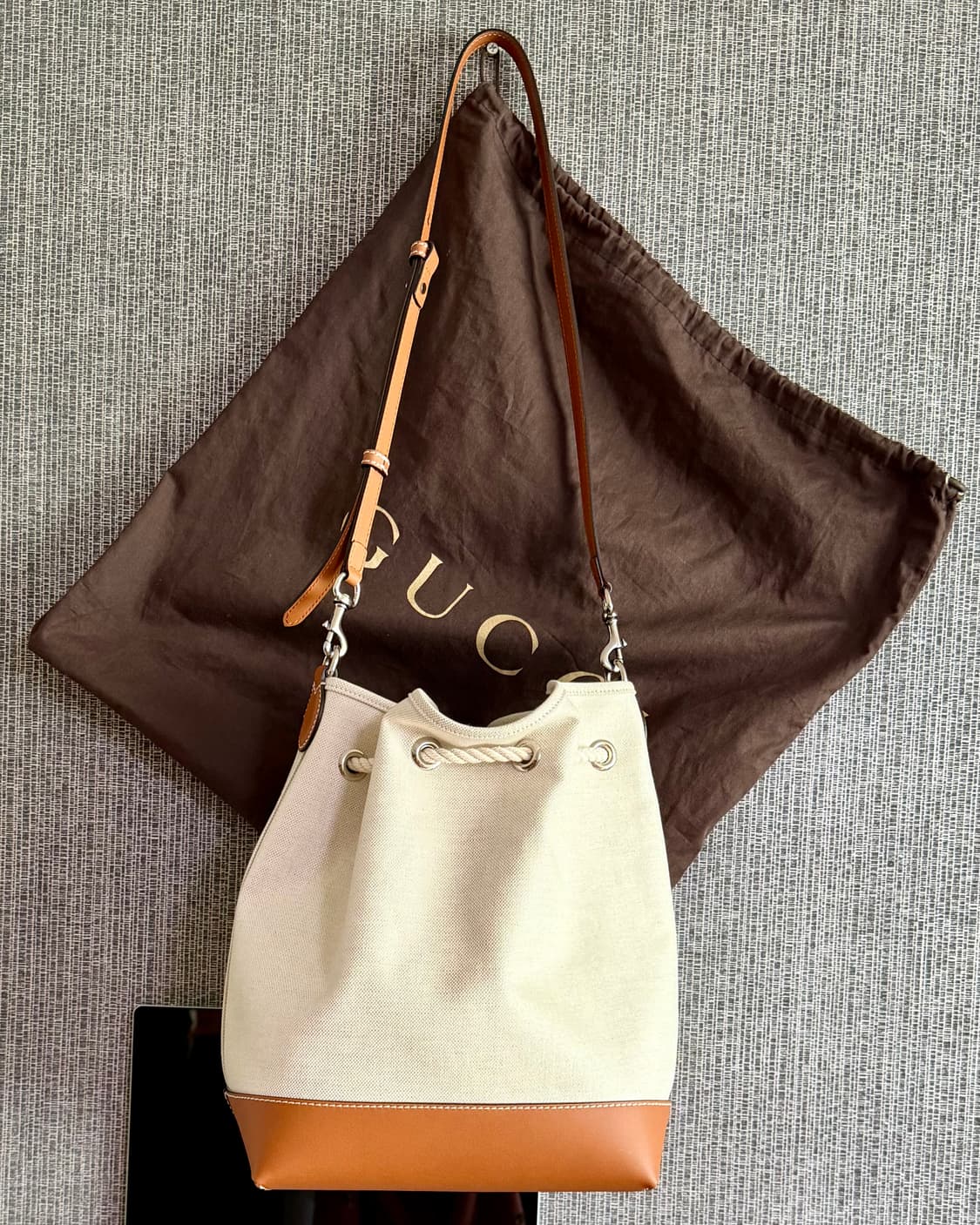 구찌 GUCCI 로고 프린트 GG 수프림 캔버스 가죽 트리밍 버킷백 상품이미지4