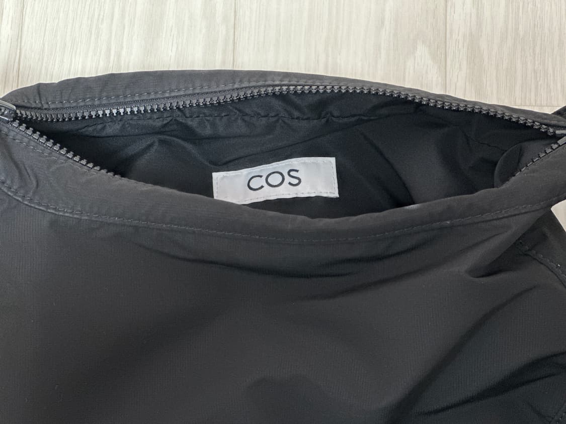 코스 크로스바디 새들백 블랙 나일론 크로스백 상품이미지4