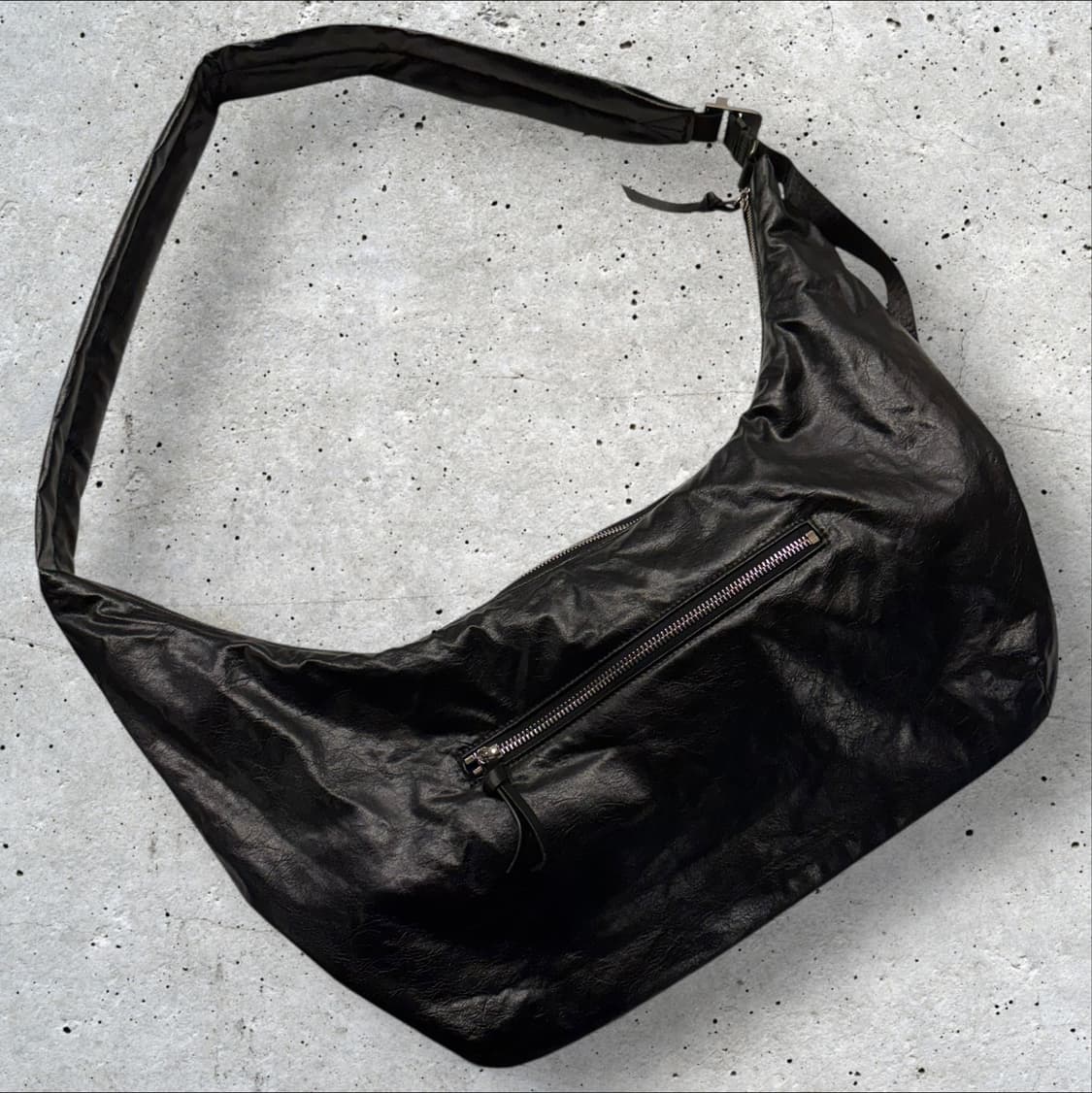 24ss SYSTEM 시스템 크랙 호보백 블랙 레더 상품이미지2