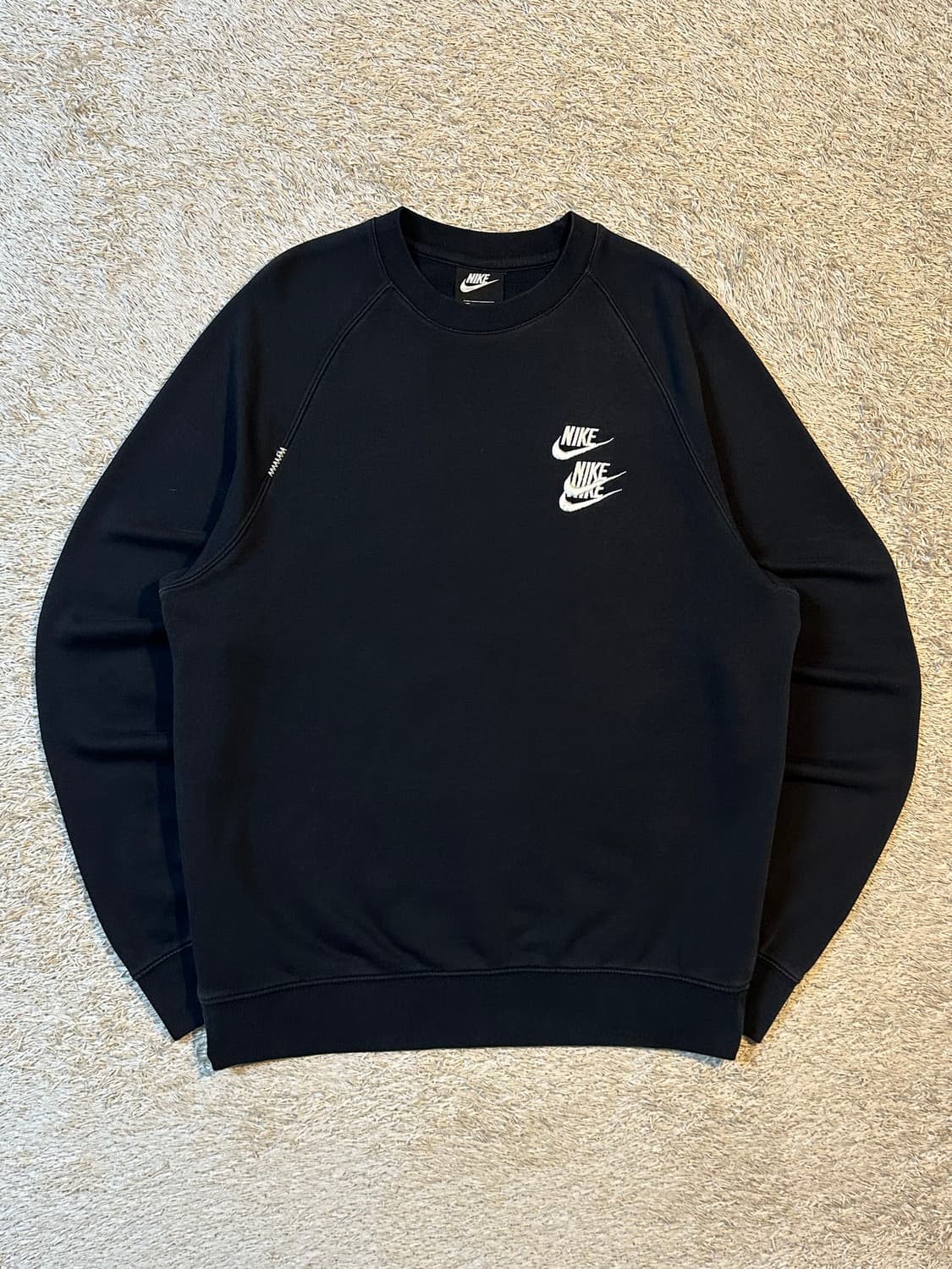 나이키 NSW 자수로고 월드투어 맨투맨 블랙 상품이미지1