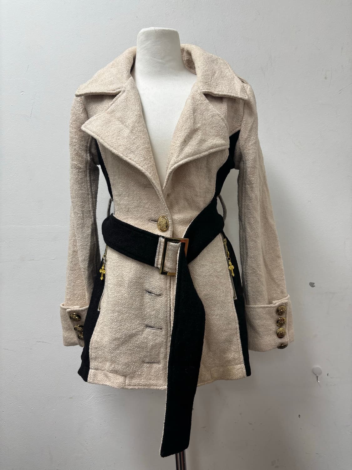 디아 d.i.a 아이보리 부클레 갸루 십자가 지퍼 코트자켓 상품이미지1