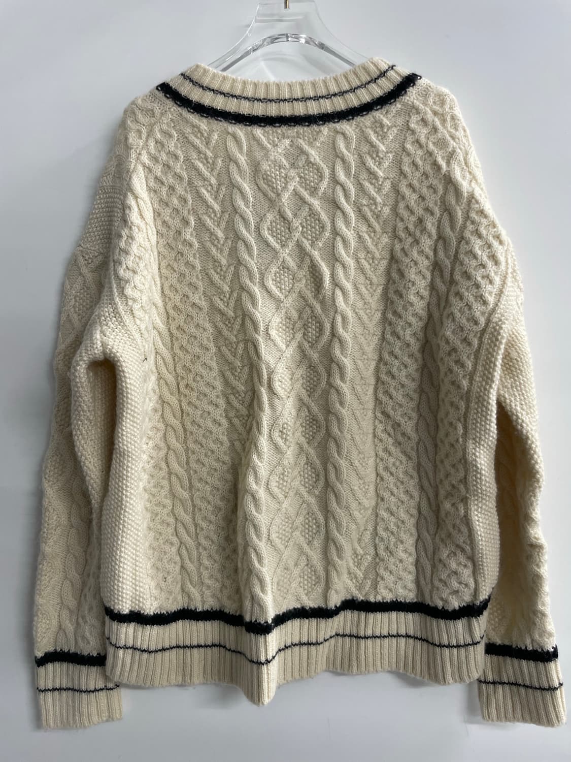 BATONER 크리켓 브이넥 케이블 니트 아이보리 상품이미지4