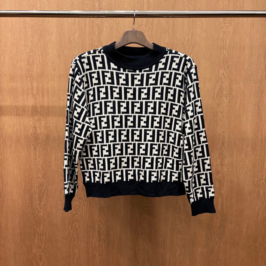 펜디 진스 라운드넥 긴팔 울 니트 로고 모노그램 패턴 디테일 블랙 화이트 상품이미지2