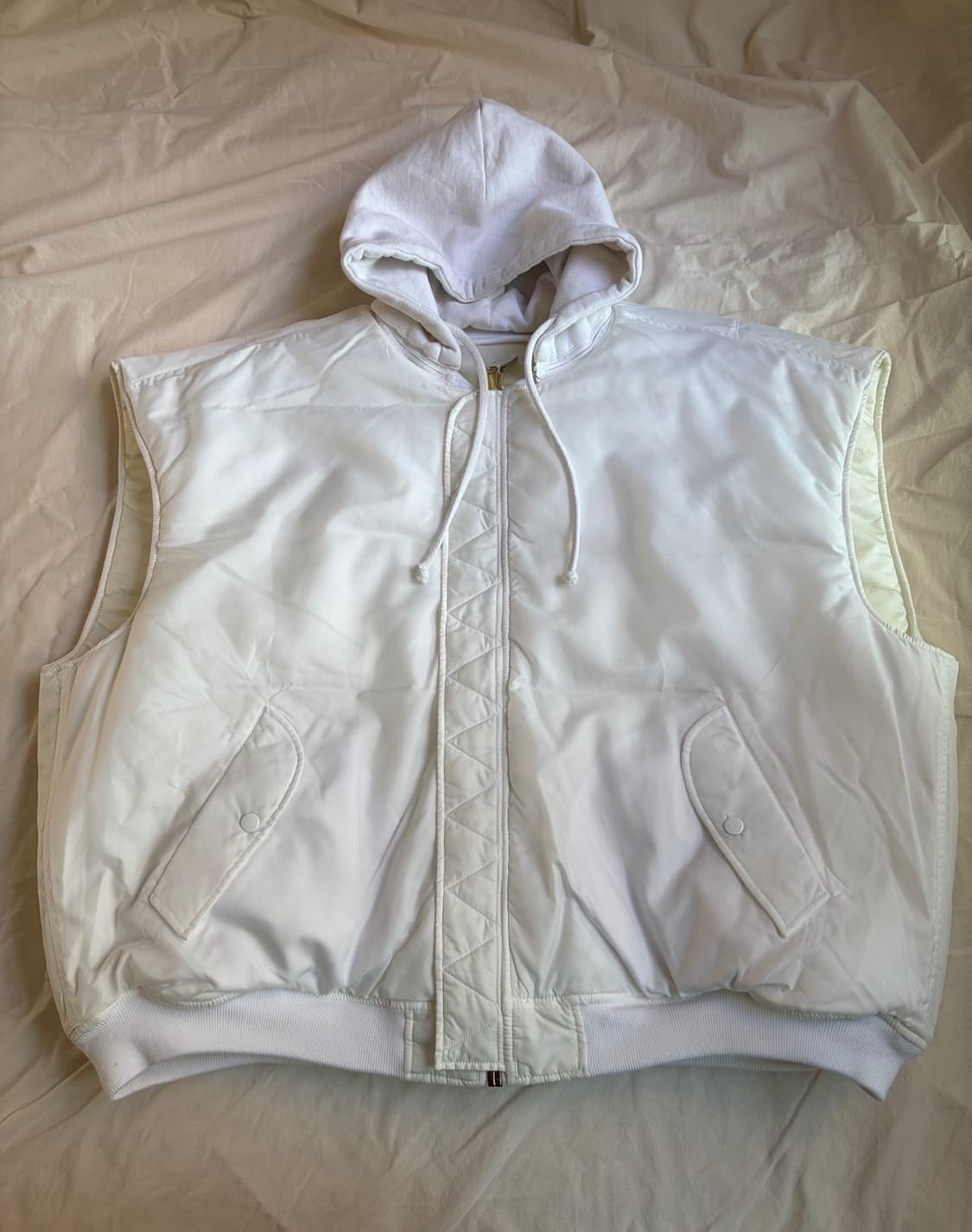 베트멍 x 알파 인더스트리 오버사이즈 후드 봄버 베스트 화이트 상품이미지5