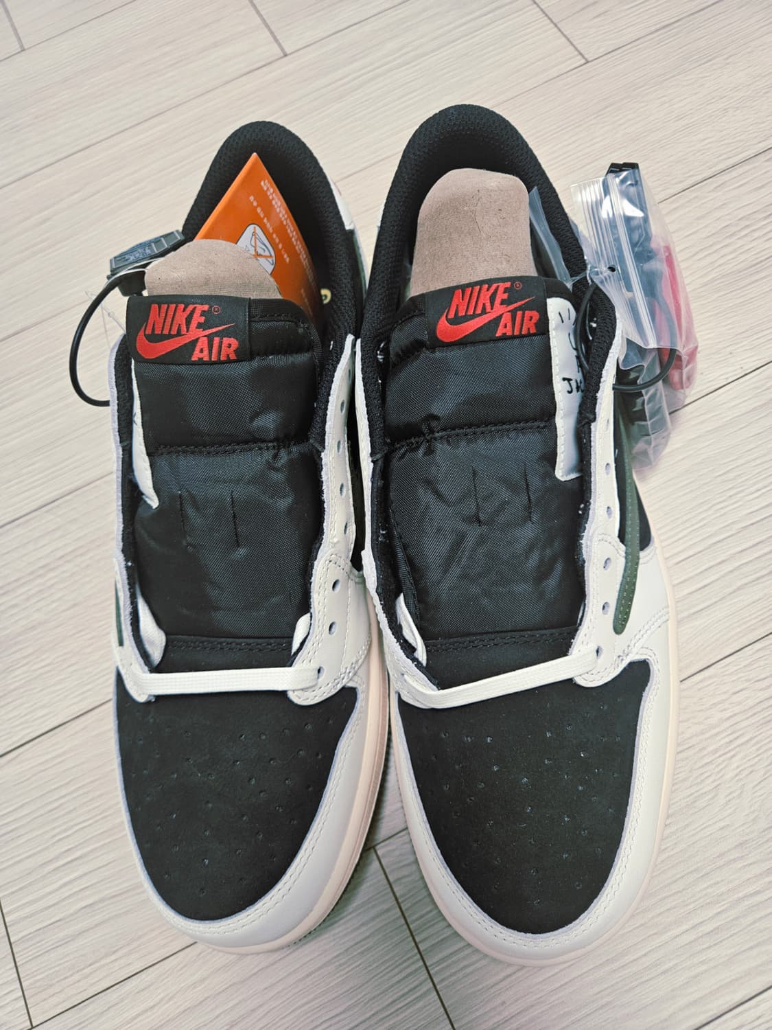 [270] 새상품_W에어 조던1 로우 OG 트래비스 스캇 미디엄 올리브 상품이미지1