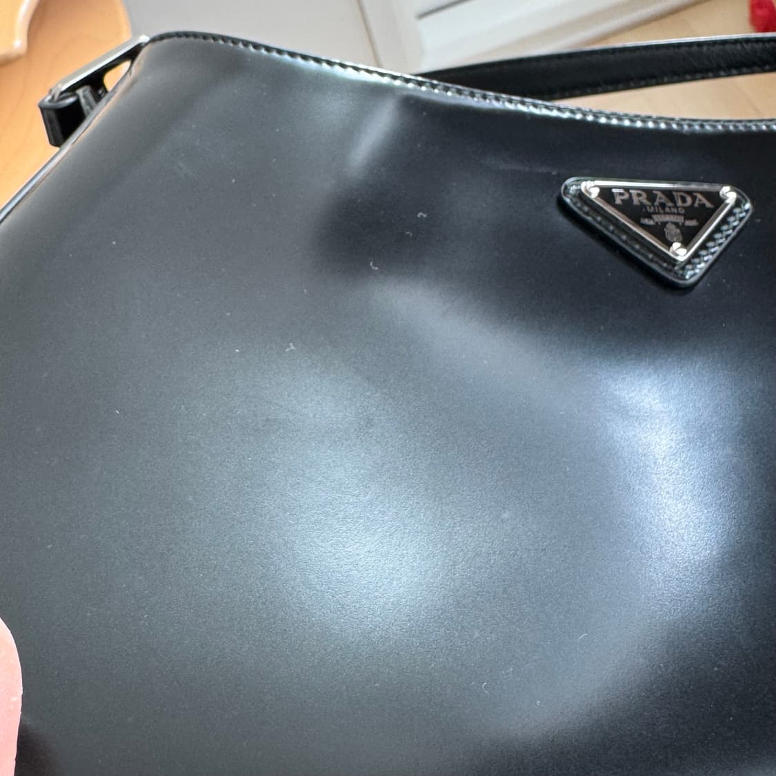 프라다 클레오 브러시드 가죽 숄더백 블랙,실착용한번 상품이미지9