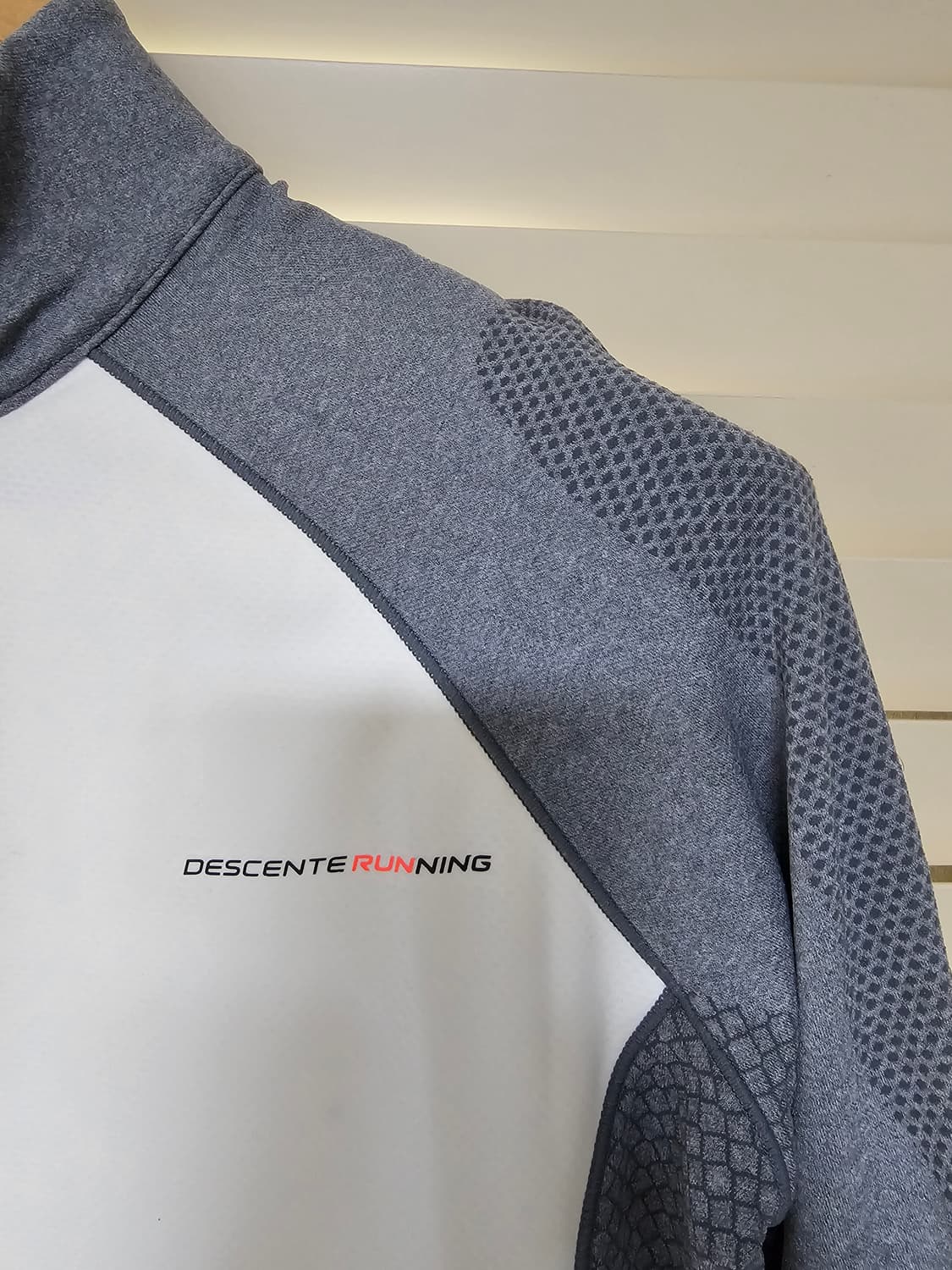 (새상품)데상트 러닝 집업 M(95) 상품이미지3