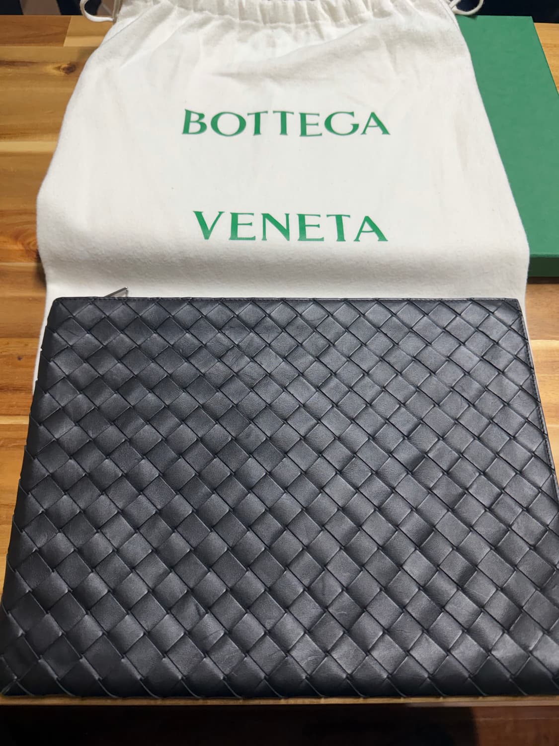 보테가베네타   하프 지퍼 파우치 클러치  상태 좋아요 상품이미지2