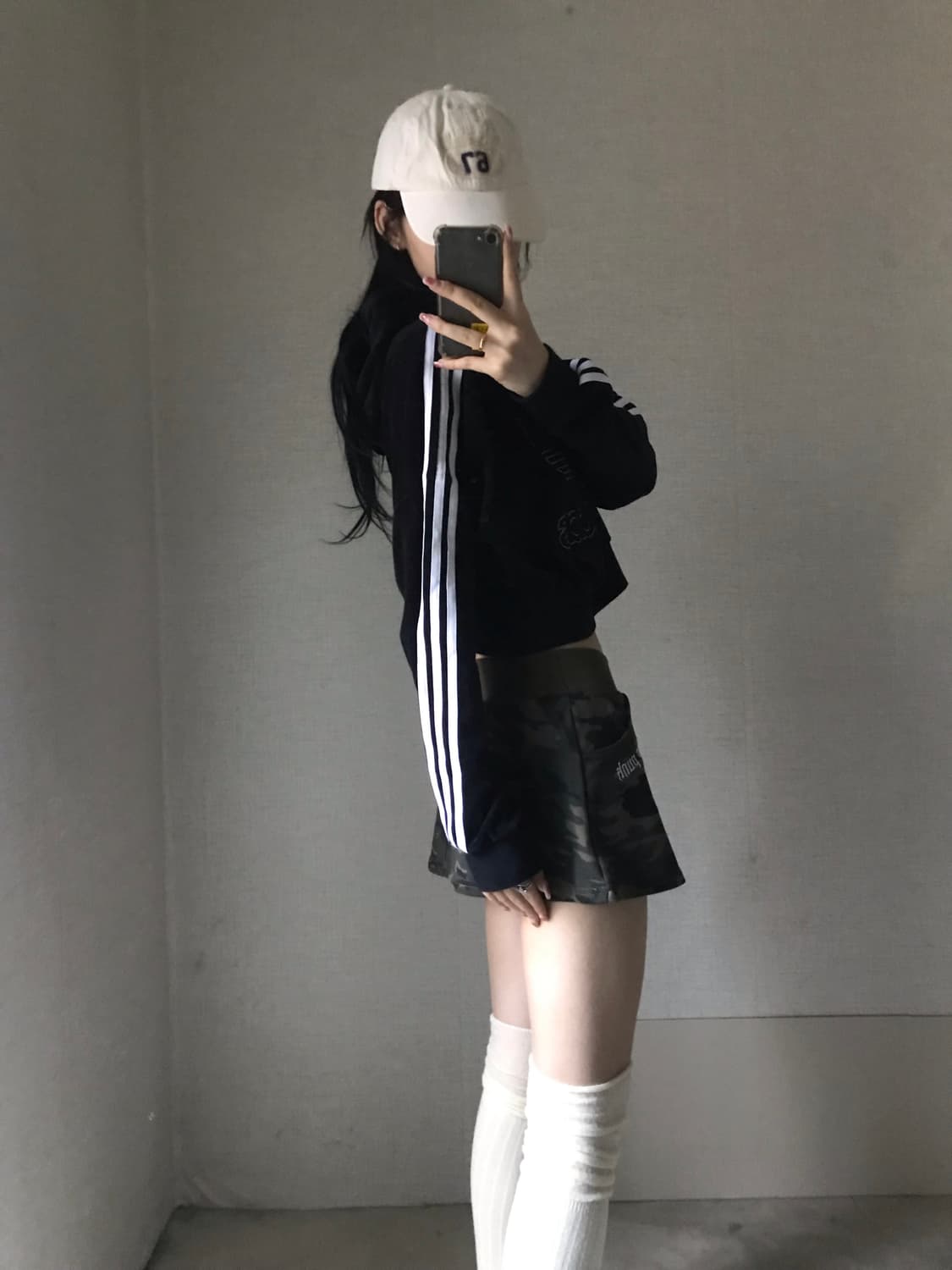 아디다스 벨벳 크롭 후드티 상품이미지4