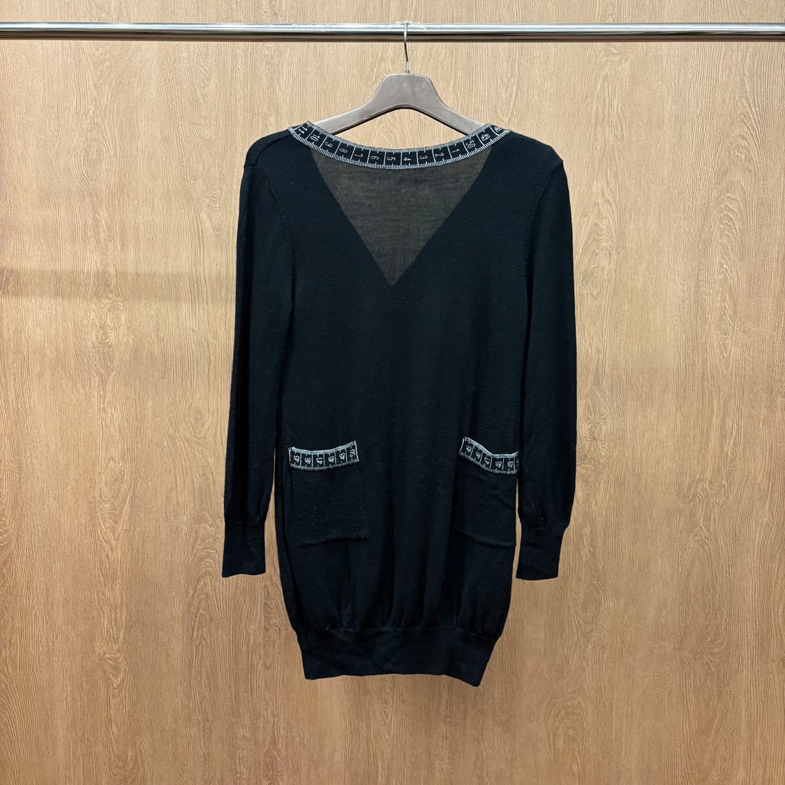 장폴고티에 브이넥 롱 니트 가디건 밑단 시보리 줄자 디테일 블랙 상품이미지3