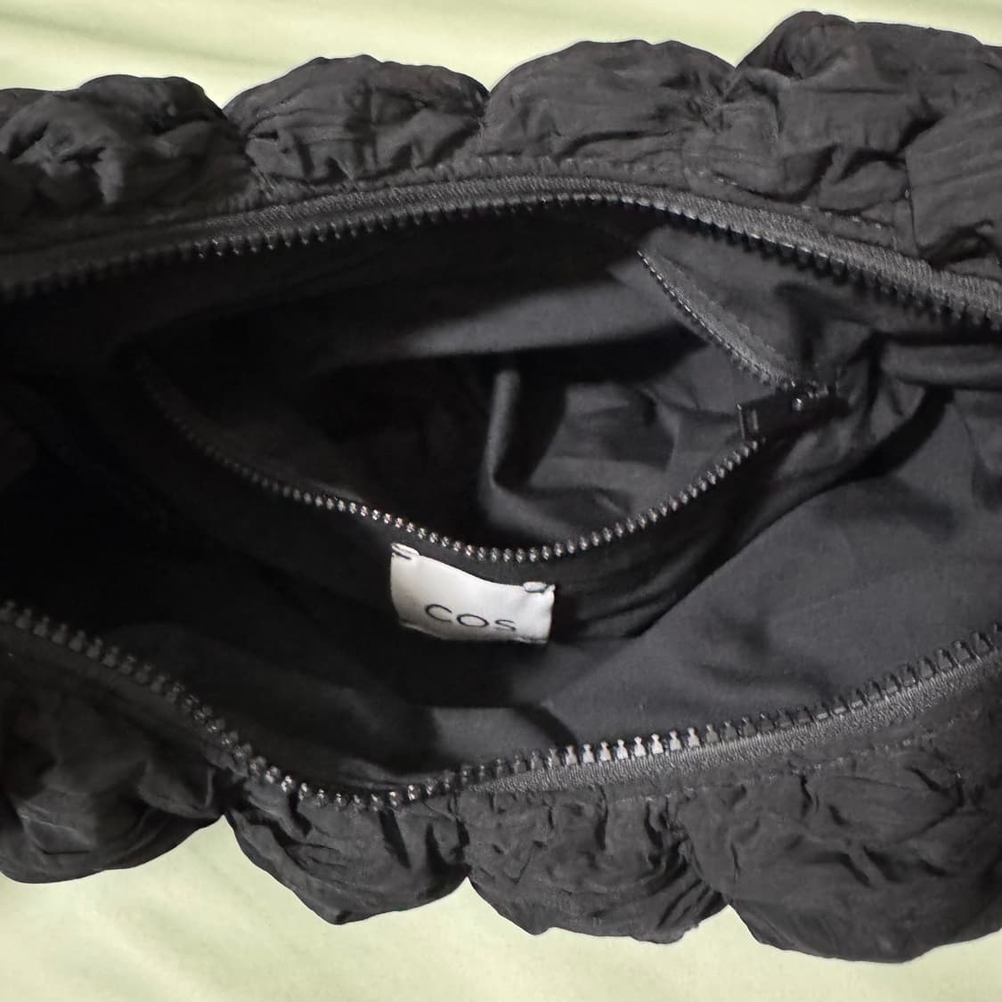 COS 코스 리플 크로스바디백 블랙 상품이미지4