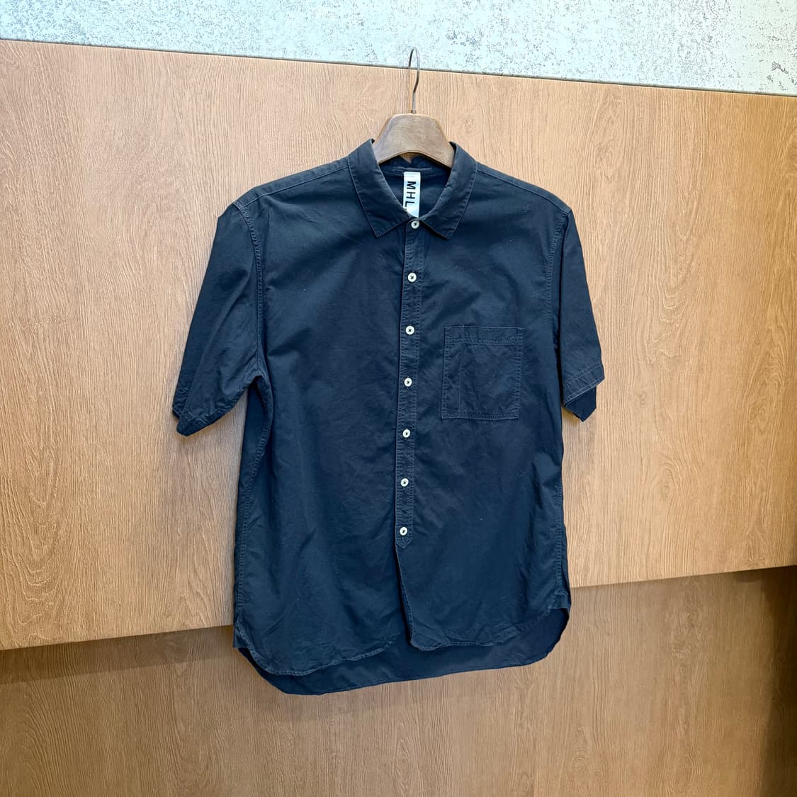 마가렛 호웰 반팔 셔츠 무지 체스트 포켓 디테일 레귤러핏 네이비 상품이미지1