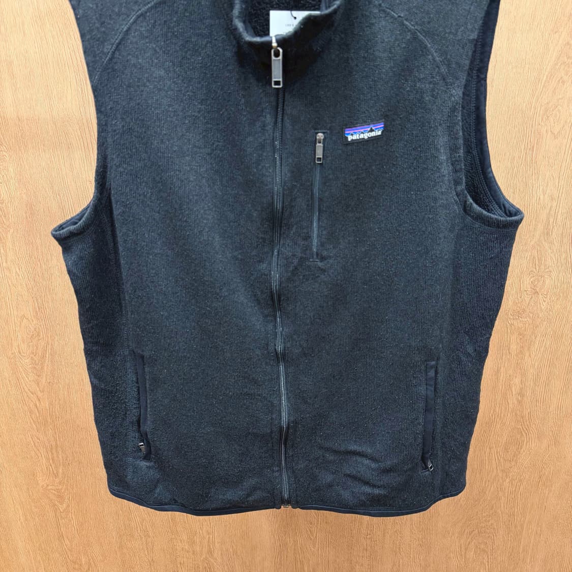 파타고니아 시그니처 플리스 집업 베스트 로고 패치 지퍼 포켓 디테일 블랙 상품이미지5