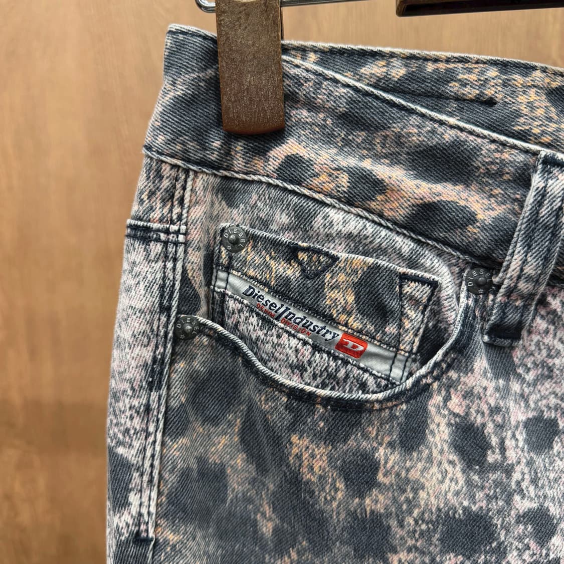 디젤 슬림 데님 팬츠 레오파드 패턴 레더 패치 워싱 디테일 핑크 그레이 상품이미지6