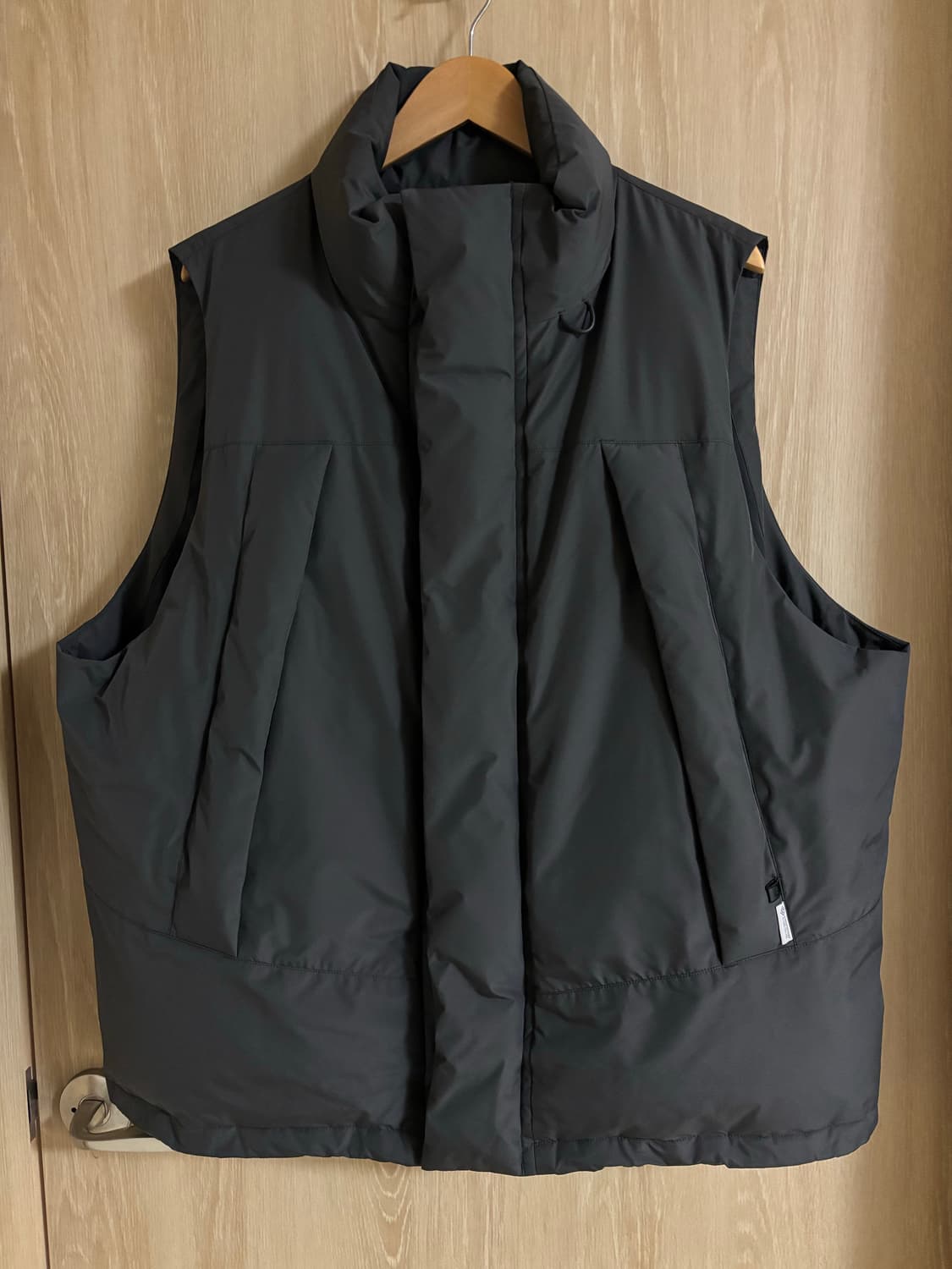 다이와피어39 GORE-TEX 윈드스토퍼 필드 다운베스트 챠콜 상품이미지1