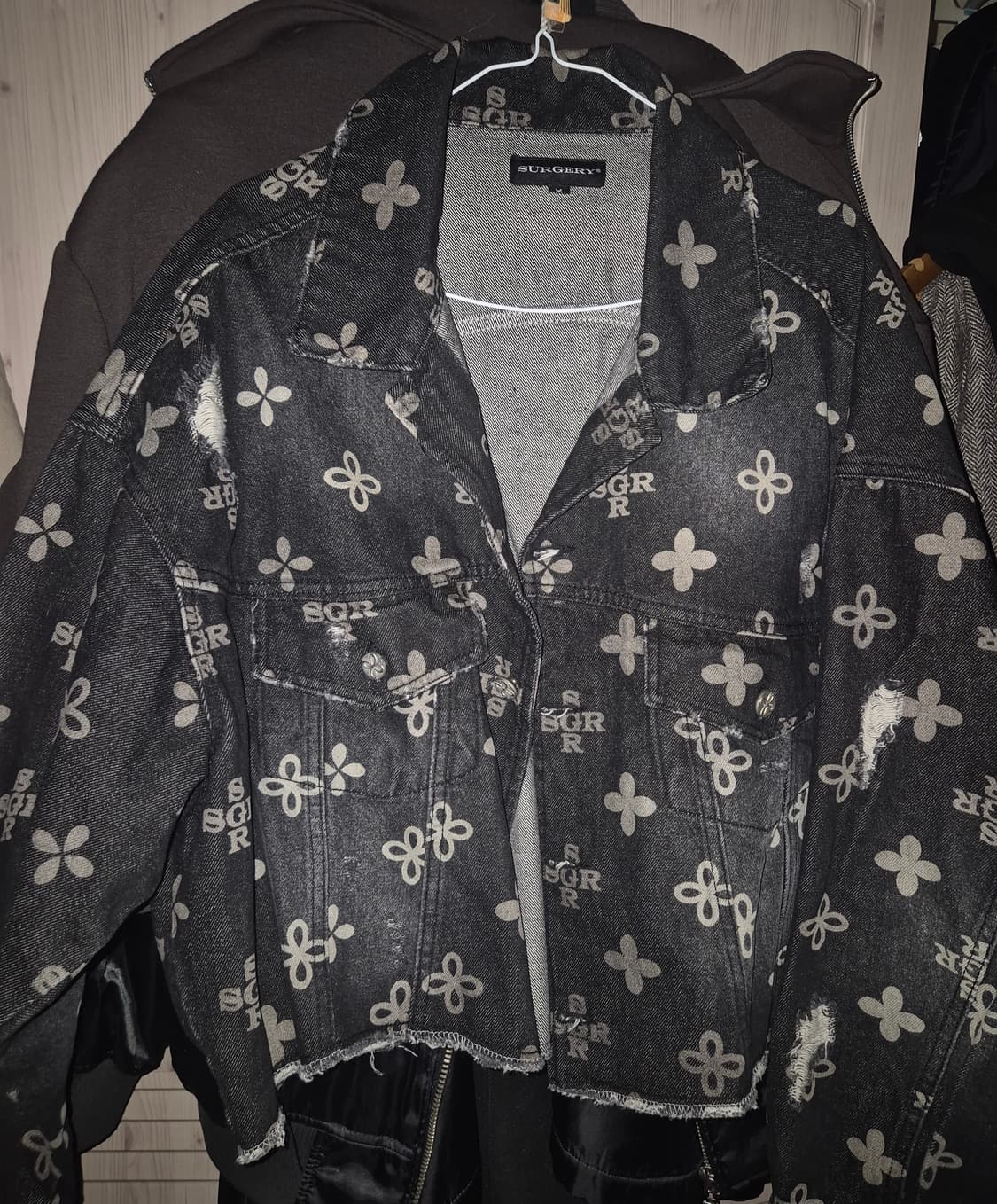 써저리 모노크롬 클로버 트랙커 데님 자켓 블랙 상품이미지2