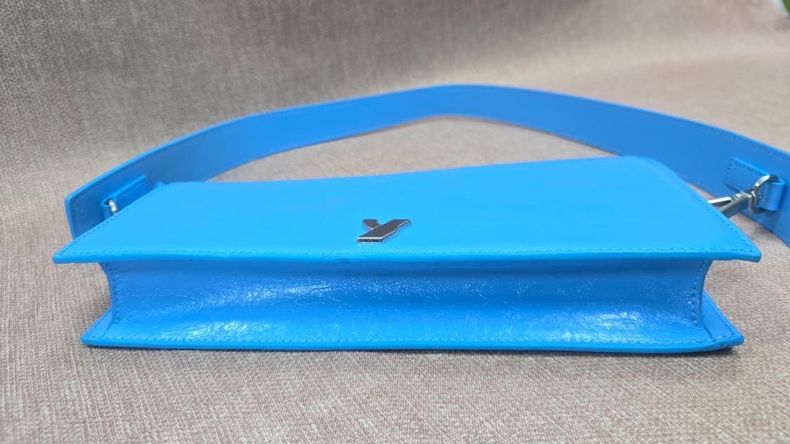 유즈(YUSE)의 비비드 블루 레더 크랙 미니 숄더백 상품이미지5