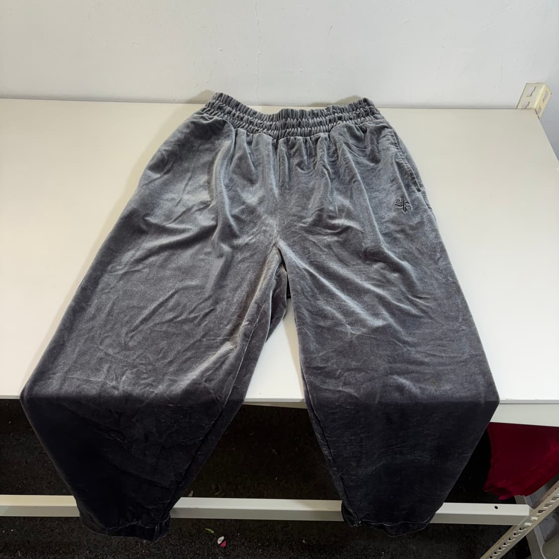 우먼M 젝시믹스 유광챠콜 일자핏 벨벳 트레이닝 밴딩팬츠 상품이미지2