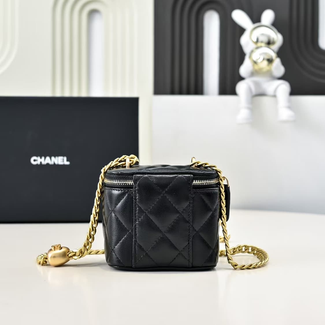 샤넬 스몰 체인 코스메틱 케이스 램스킨 & 골드 메탈 블랙 내부 거울  상품이미지2