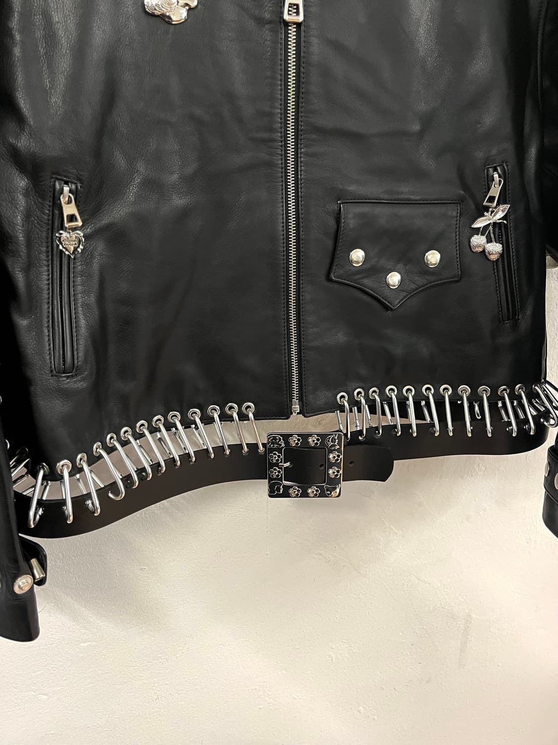 쵸포바 로위나 2023AW 런웨이 카라비나 레더 자켓 상품이미지6