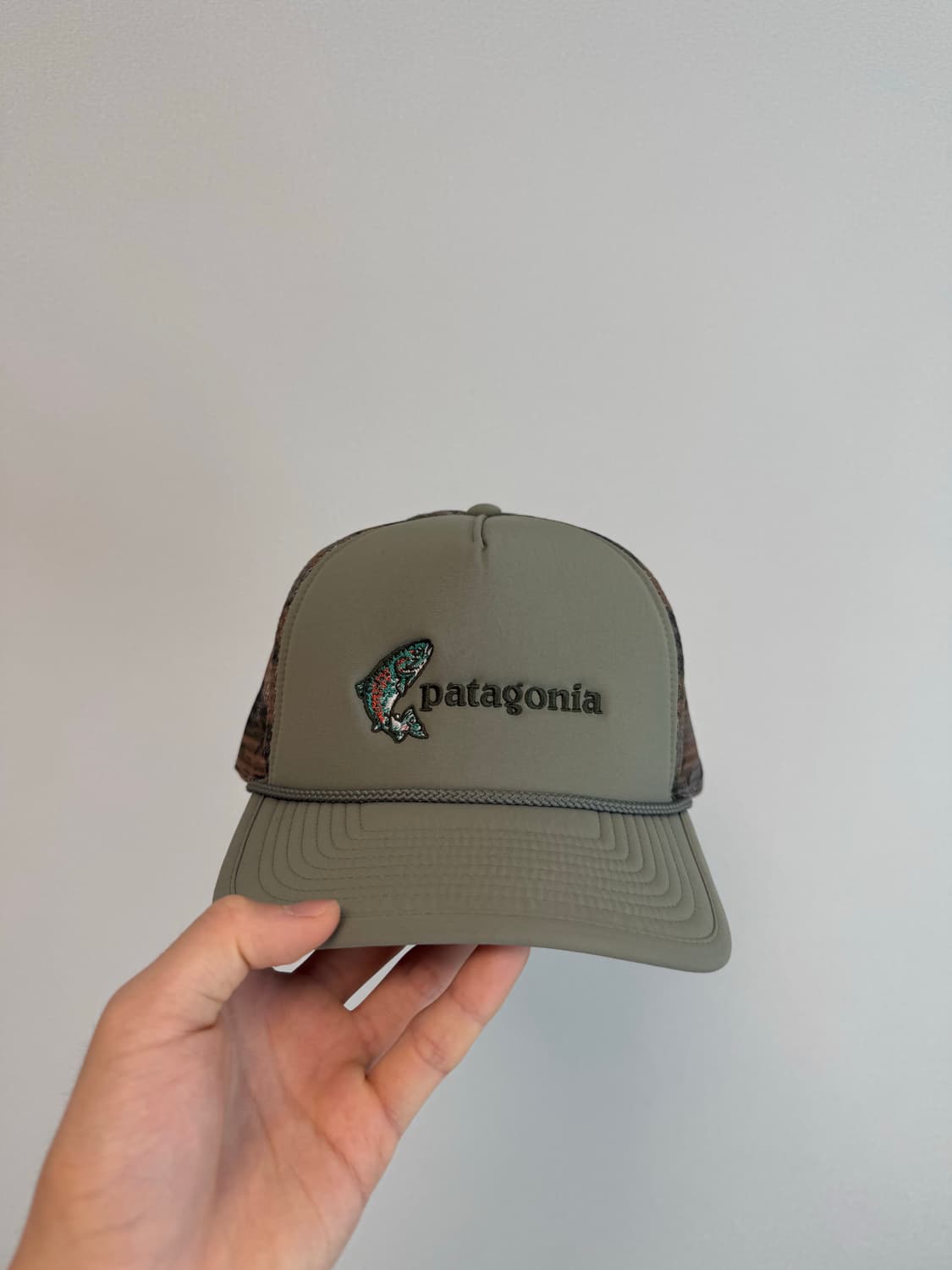 파타고니아 피쉬 로고 트러커 캡 카키 상품이미지1