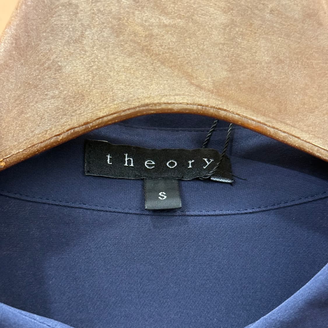 띠어리 실크 셔츠 블라우스 언발란스 타이 디테일 슬림핏 네이비 상품이미지8