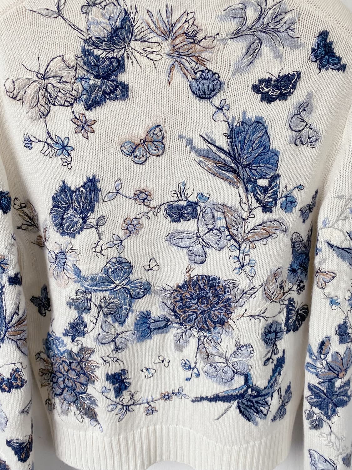 디올(Dior)의 나비 자수 니트 상품이미지4